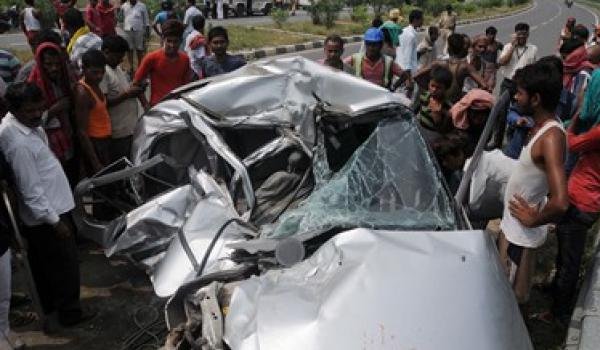 पटना में अनियंत्रित कार ट्रैक्टर से टकराई, 4 की मौत