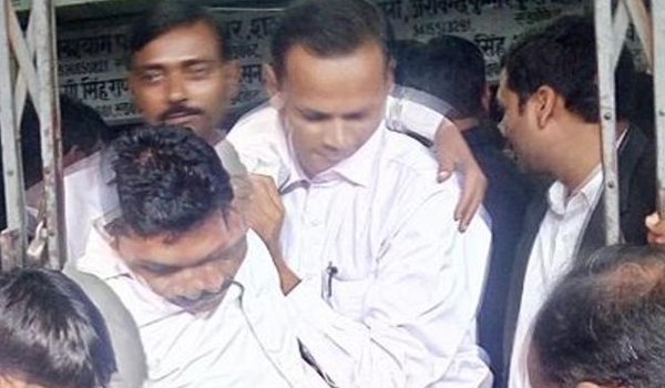 लखनऊ में कोर्ट में चौथी मंजिल से लिफ्ट गिरी, कई घायल लखनऊ में कोर्ट में चौथी मंजिल से लिफ्ट गिरी, कई घायल