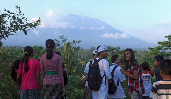 बाली ज्वालामुखी के पास से 75,000 लोगों को निकाला गया