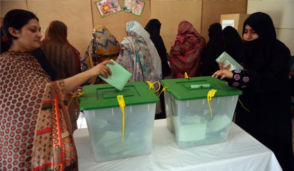 पाकिस्तान : उप चुनाव में मतदान जारी, नवाज शरीफ की पत्नी भी हैं प्रत्याशी