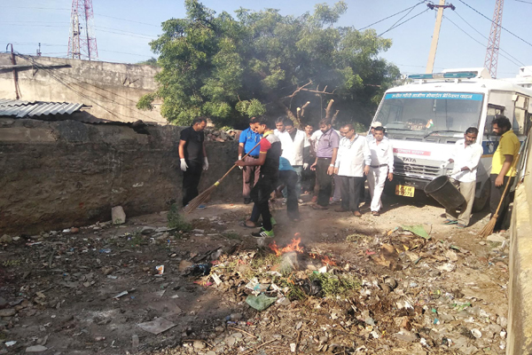 देखिये किस सीएचसी की सफाई में मिली खाली शराब की बोतलें और पव्वे देखिये किस सीएचसी की सफाई में मिली खाली शराब की बोतलें और पव्वे