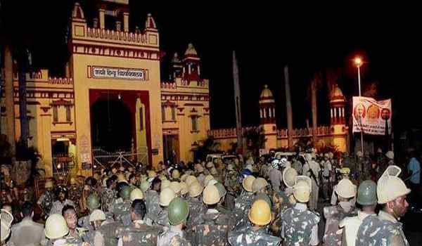 बीएचयू हिंसा : कमिश्नर ने सौंपी रिपोर्ट, बीएचयू प्रशासन को ठहराया जिम्मेदार बीएचयू हिंसा : कमिश्नर ने सौंपी रिपोर्ट, बीएचयू प्रशासन को ठहराया जिम्मेदार
