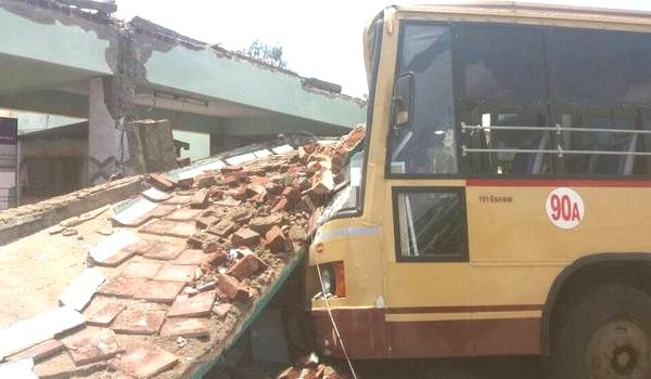 कोयंबटूर में बस स्टैंड की छत गिरने से 5 की मौत कोयंबटूर में बस स्टैंड की छत गिरने से 5 की मौत