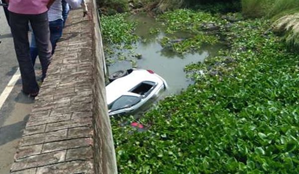 बाराबंकी : कार रेलिंग तोड़ पानी में गिरी, 5 की मौत