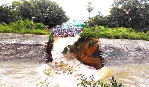 नीतीश के उद्घाटन करने के पूर्व ही टूटा नहर सिंचाई परियोजना बांध
