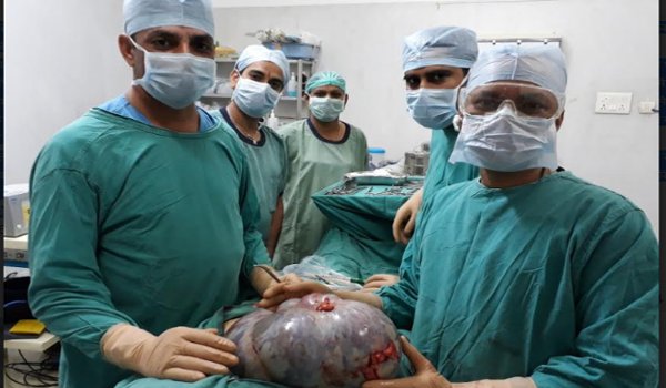 मित्तल हाॅस्पिटल : महिला के पेट से निकाली 7 किलो की गांठ