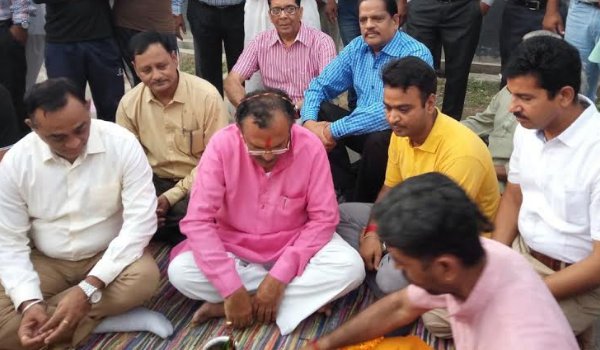 न्यू कायस्थ काॅलोनी में सुरक्षा द्वार कार्य का शुभारम्भ न्यू कायस्थ काॅलोनी में सुरक्षा द्वार कार्य का शुभारम्भ