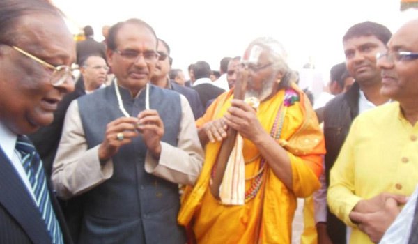 शिवराज चौहान के रिश्ते रेप आरोपी फलाहारी बाबा से : कांग्रेस शिवराज चौहान के रिश्ते रेप आरोपी फलाहारी बाबा से : कांग्रेस