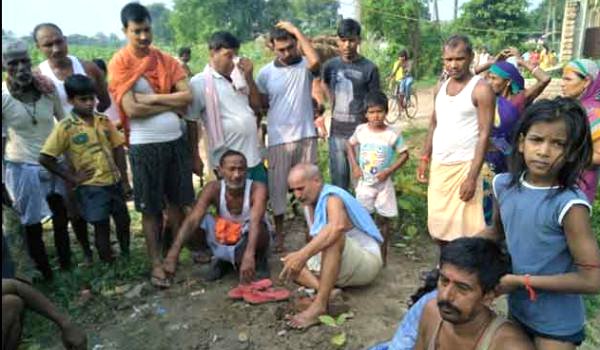 पटना : गंगा में स्नान करने गए दादा, 5 पोते-पोती डूबे पटना : गंगा में स्नान करने गए दादा, 5 पोते-पोती डूबे