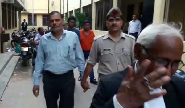 गोरखपुर मामला : 7वें आरोपी गजानन जयसवाल ने समर्पण किया गोरखपुर मामला : 7वें आरोपी गजानन जयसवाल ने समर्पण किया