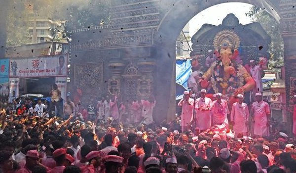 मुंबई में गणपति विसर्जन के गवाह बने 300 विदेशी पर्यटक मुंबई में गणपति विसर्जन के गवाह बने 300 विदेशी पर्यटक