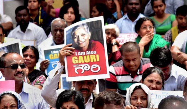 पत्रकार गौरी लंकेश की हत्या के विरोध में पूरे कर्नाटक में प्रदर्शन पत्रकार गौरी लंकेश की हत्या के विरोध में पूरे कर्नाटक में प्रदर्शन