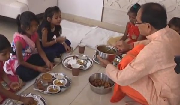 नवरात्र नवमी : शिवराज ने सपत्नीक कन्याओं को भोजन कराया