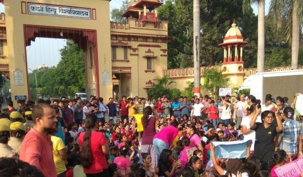 कांग्रेस ने बीएचयू हिंसा पर मोदी की चुप्पी पर उठाए सवाल कांग्रेस ने बीएचयू हिंसा पर मोदी की चुप्पी पर उठाए सवाल