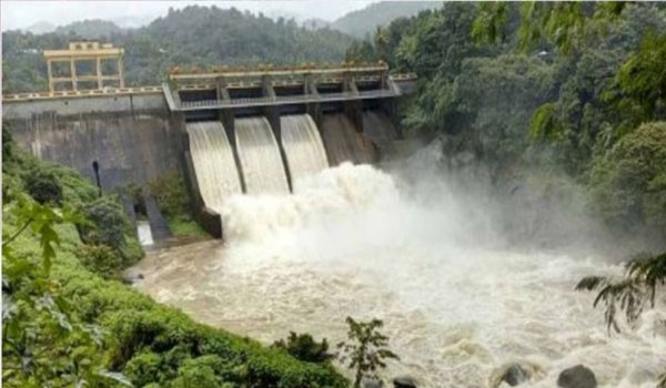 केरल में भारी बारिश के कारण एक की मौत, पांच बांधों को खोला गया केरल में भारी बारिश के कारण एक की मौत, पांच बांधों को खोला गया