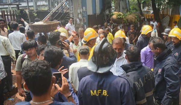 मुंबई भगदड़ के मृतकों के परिजनों को 10 लाख रुपए मुआवजा
