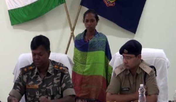 छत्तीसगढ : 5 लाख की इनामी महिला नक्सली ने किया समर्पण छत्तीसगढ : 5 लाख की इनामी महिला नक्सली ने किया समर्पण