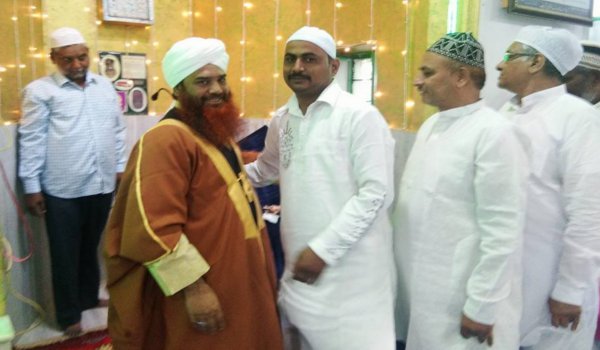अजमेर में ईद मुबारक करते आवास योग न्यूज़ पेपर के संपादक मासूम अली।