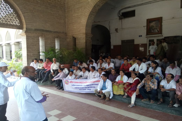 उदयपुर : लैब तकनीशियन की हड़ताल से तीमारदार परेशान 