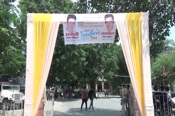सुखाडिया यूनिवर्सिटी में दो छात्र गुट आमने-सामने सुखाडिया यूनिवर्सिटी में दो छात्र गुट आमने-सामने
