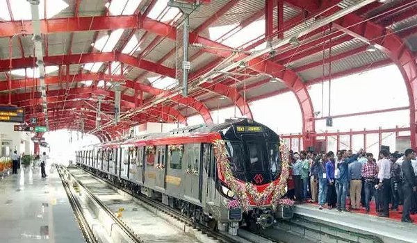 लखनऊ को मिल गई अपनी मेट्रो, योगी-राजनाथ ने फीता काटा लखनऊ को मिल गई अपनी मेट्रो, योगी-राजनाथ ने फीता काटा