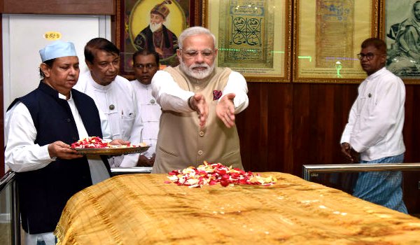 बहादुर शाह जफर की मजार पर मोदी ने फूल चढ़ाए, काली मंदिर में पूजा की बहादुर शाह जफर की मजार पर मोदी ने फूल चढ़ाए, काली मंदिर में पूजा की
