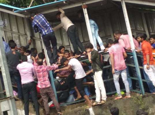 मुंबई में रेलवे स्टेशन पर भगदड़ से 22 की मौत