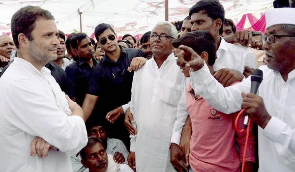 महाराष्ट्र में राहुल ने किसानों की आत्महत्या पर मोदी सरकार को घेरा महाराष्ट्र में राहुल ने किसानों की आत्महत्या पर मोदी सरकार को घेरा