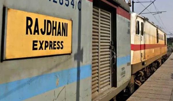 दिल्ली में राजधानी एक्सप्रेस के 2 कोच पटरी से उतरे दिल्ली में राजधानी एक्सप्रेस के 2 कोच पटरी से उतरे