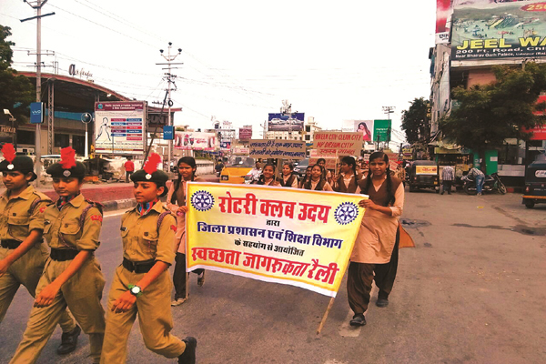 उदयपुर में छात्राओं ने निकाली स्वच्छता जागरूकता रैली