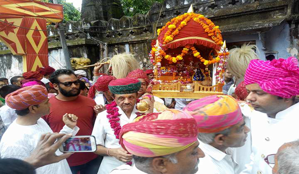 पूर्व राजपरिवार ने उठाई राजाओं के राजा की पालकी, पीछे चल पडा शहर पूर्व राजपरिवार ने उठाई राजाओं के राजा की पालकी, पीछे चल पडा शहर