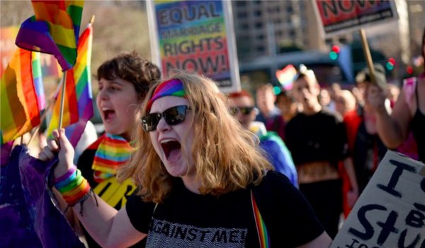 आस्ट्रेलिया में समलैंगिक विवाह पर मत सर्वेक्षण जारी रखने का आदेश