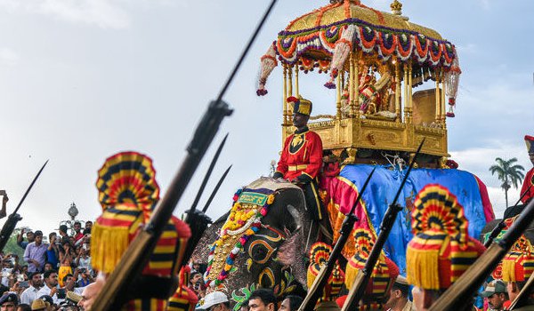 मैसूर में दशहरा के दिन निकला विजय जुलूस मैसूर में दशहरा के दिन निकला विजय जुलूस
