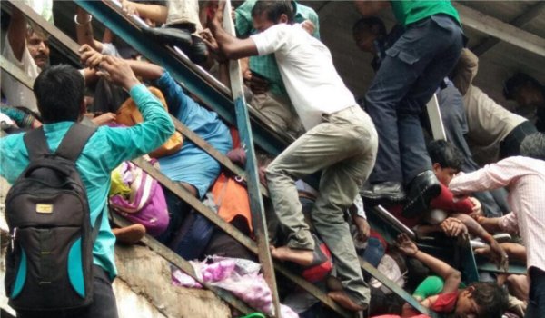 मुंबई में रेलवे स्टेशन पर भगदड़, 22 की मौत, कई जख्मी मुंबई में रेलवे स्टेशन पर भगदड़, 22 की मौत, कई जख्मी
