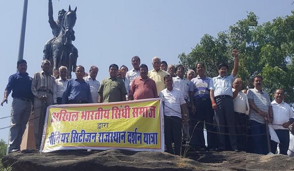 जयपुर के वरिष्ठ नागरिकों ने किया महाराजा दाहरसेन स्मारक का भ्रमण
