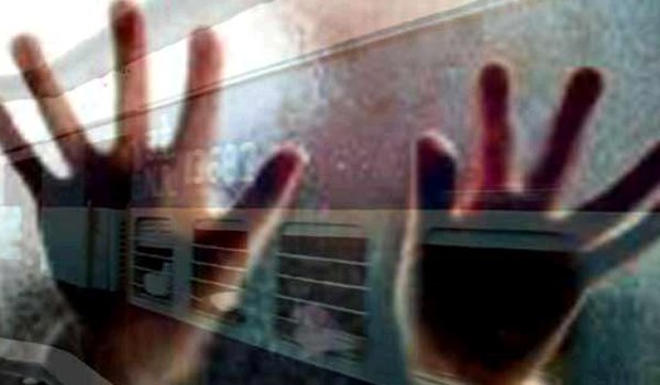 मुरादाबाद : महिला को शराब पिलाकर चलती ट्रेन में गैंगरेप