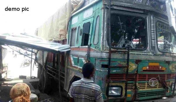 गाजीपुर में हादसा : दुकान में घुसा ट्रक, 3 की मौत