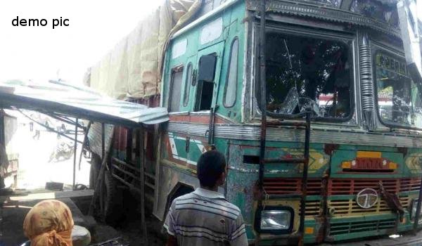 गाजीपुर में हादसा : दुकान में घुसा ट्रक, 3 की मौत गाजीपुर में हादसा : दुकान में घुसा ट्रक, 3 की मौत