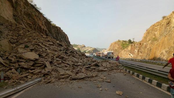 उदयपुर-नाथद्वारा फोरलेन पर चट्टानों का मलबा गिरा
