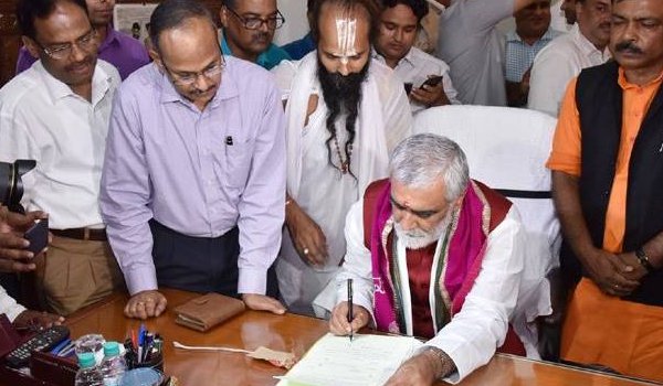 मोदी केबिनेट के नए मंत्रियों ने कार्यभार संभाला मोदी केबिनेट के नए मंत्रियों ने कार्यभार संभाला