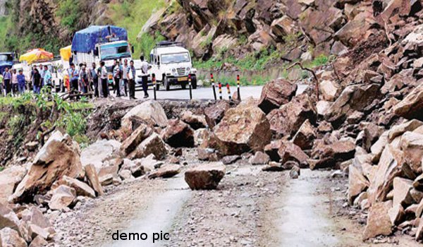 उत्तराखंड : यमुनोत्री राजमार्ग लगातार तीसरे दिन भी बंद उत्तराखंड : यमुनोत्री राजमार्ग लगातार तीसरे दिन भी बंद