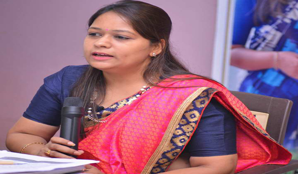 जिला प्रमुख बनी टीचर-दीदी, आज से 100 आदिवासी बच्चियों को पढाएंगी अंग्रेजी जिला प्रमुख बनी टीचर-दीदी, आज से 100 आदिवासी बच्चियों को पढाएंगी अंग्रेजी