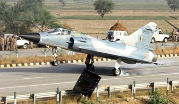 iaf 20 aircraft to make take off and landing on agra-lucknow yamuna expressway uttar pradesh