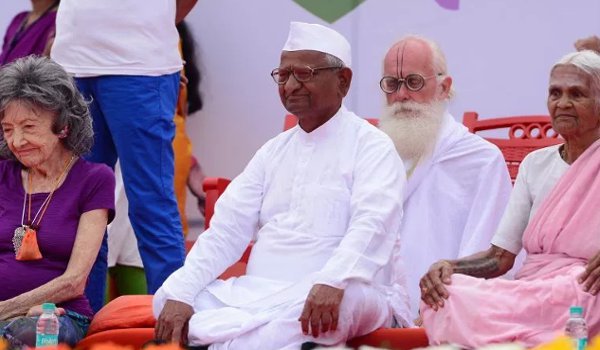 अन्ना हजारे ने की मोदी की निंदा, ‘सत्याग्रह’ करने का ऐलान अन्ना हजारे ने की मोदी की निंदा, ‘सत्याग्रह’ करने का ऐलान