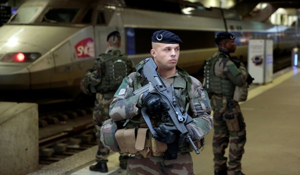 फ्रांस ने सख्त आतंकवाद रोधी कानून को मंजूरी दी