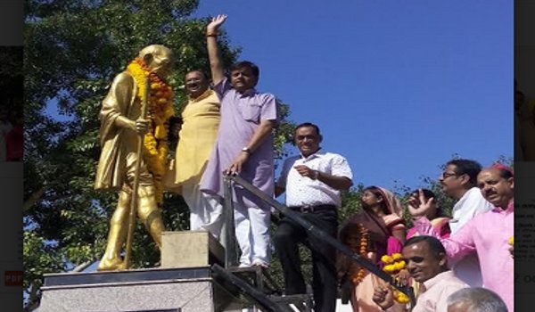 गांधी प्रतिमा पर पुष्पाहार डालने की अजमेर बीजेपी नेताओं में होड