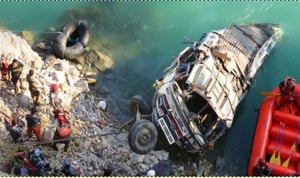 नेपाल में बस नदी में गिरी, 31 लोगों की मौत नेपाल में बस नदी में गिरी, 31 लोगों की मौत