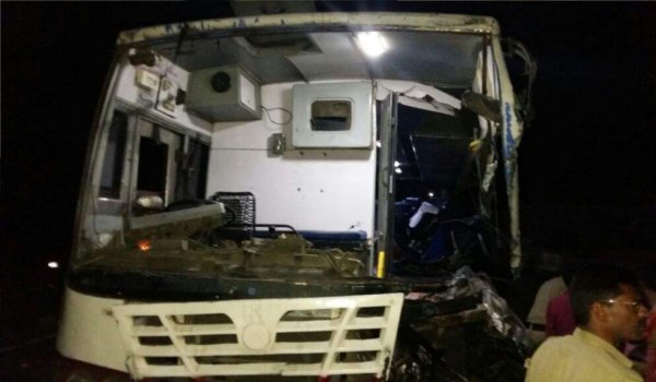 तेलंगाना : सूर्यापेट में बस-ट्रक भिडंत, 5 की मौत