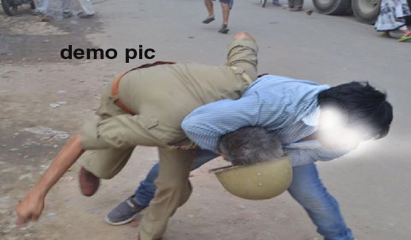 सदर पुलिस ने युवक का मारा, गुस्साए लोगों ने शहर पुलिस पर किया हाथ साफ सदर पुलिस ने युवक का मारा, गुस्साए लोगों ने शहर पुलिस पर किया हाथ साफ