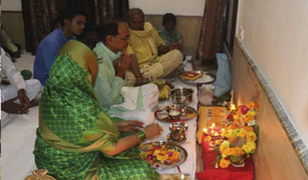 सीएम शिवराज ने विदिशा पहुंचकर अपने फार्म हाउस में दीपावली की पूजा